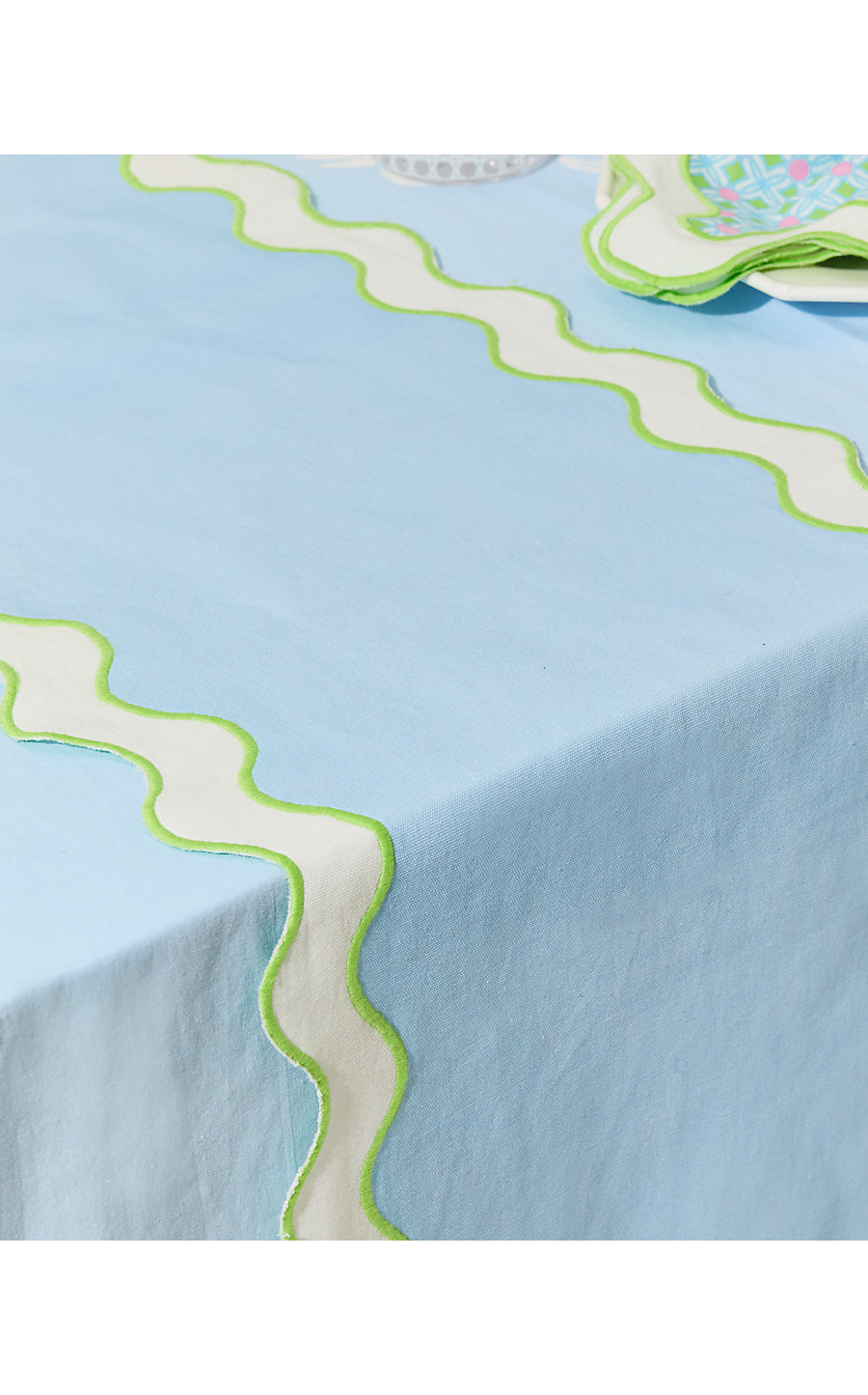 SOLID SCALLOPED TABLE RUNNER | BLUETTE